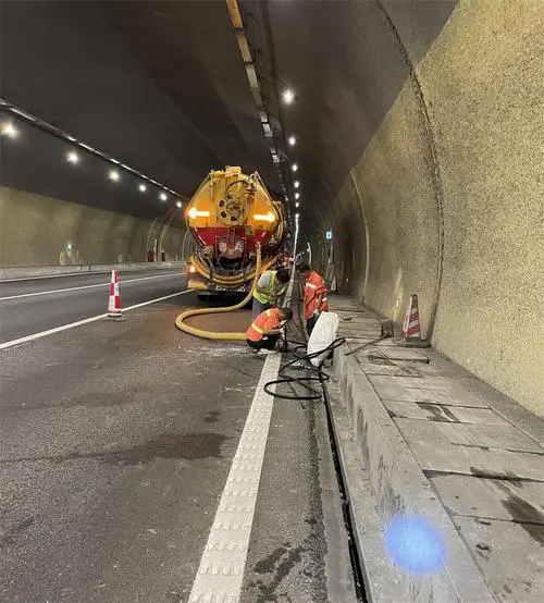 秦淮隧道排水渠清淤